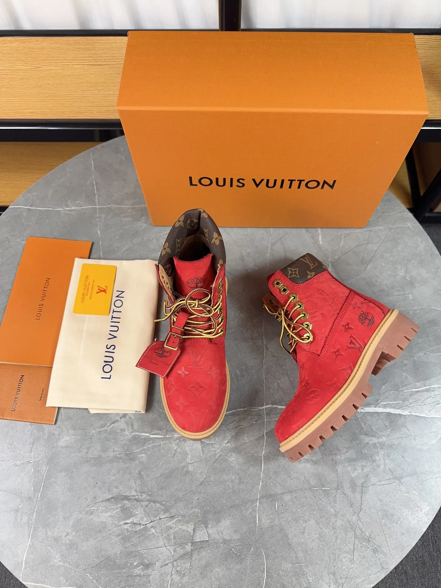 Couple model 💰700 ❤️Top version: Couple model LV x Timberland Timberland joint model Presbyopia Embossed Rhubarb boots Ankle boots Short boots LV x Timberland ankle boots are made of Monogram embossed waterproof nubuck cow leather, relying on the brand's exquisite craftsmanship to carefully reshape the classic Timberland 6-inch boot shape in Italy, and make an eye-catching appearance in 2024 created by Pharrell Williams with American workwear style Autumn and winter menswear show. Monogram embossed tongue, original Timberland laces and outsole are exquisite details, and the leather label expresses the cooperation logo. Exquisite packaging at the delivery counter🛍📦 ▪️Material: Original customized imported first-layer cowhide ▪️Inner lining: Original customized leather lining/mesh lining ▪️Outsole: Original molded anti-slip rubber material ▪️Sole thickness: 3.5CM ▪️Size: Women's 35-40 Men's 39-46